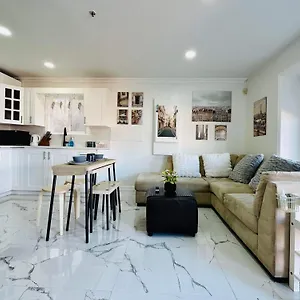 2br 1ba Guest With King Bed - Free Parking - Renfrew Station - Location Vancouver